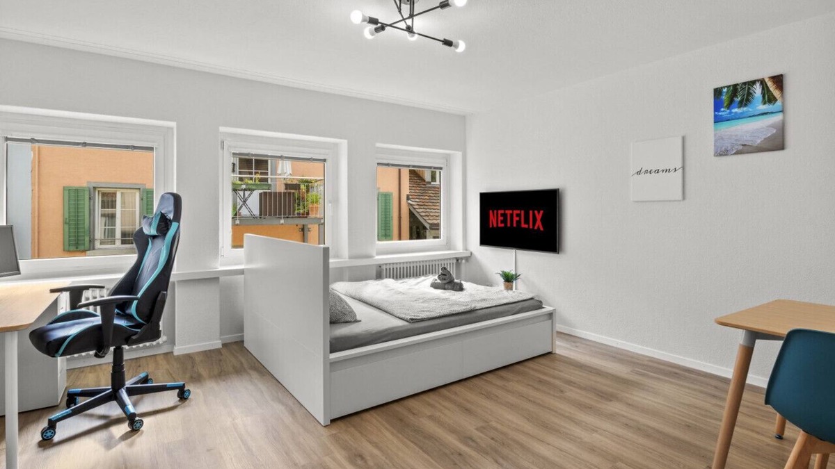 Winterthur Apartment | City Center Twin Bed Workplace Washer