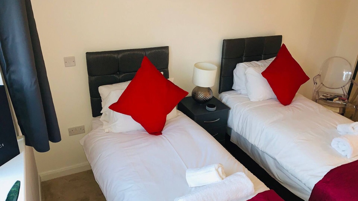 Wolverhampton Apartment | City Centre 2 Bed Apartment with free parking