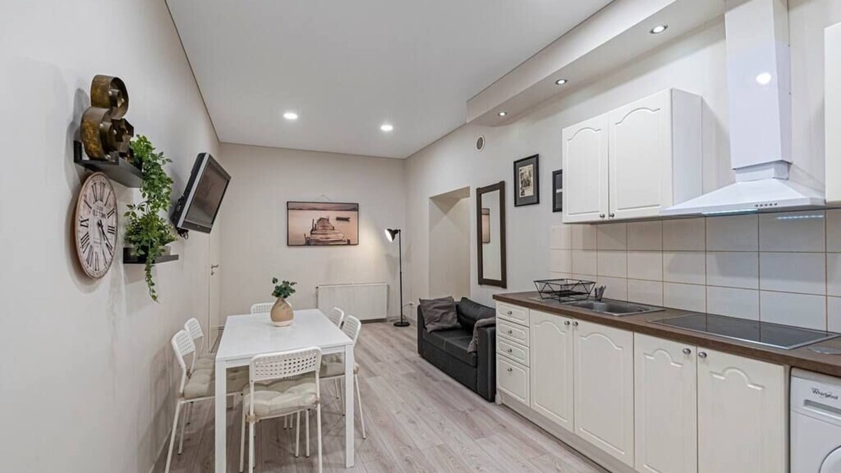 Kaunas Apartment | City Centre 3 BD Apartment by Hostlovers