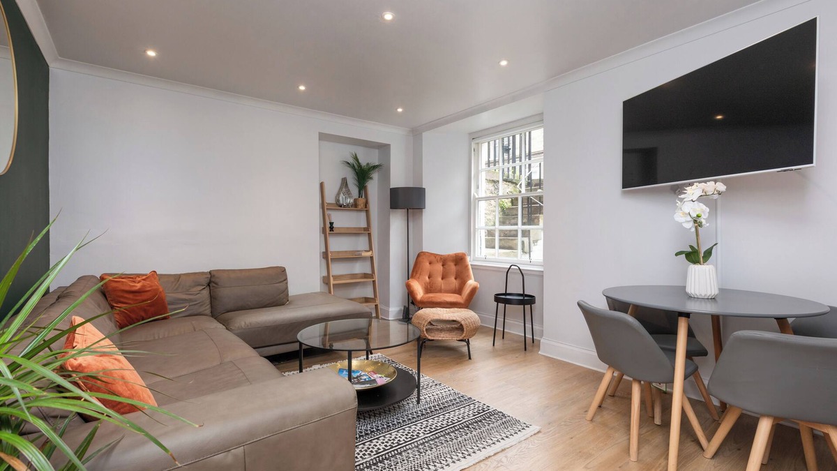 Newington Apartment | City centre apartment - 5 minute walk from the old town!