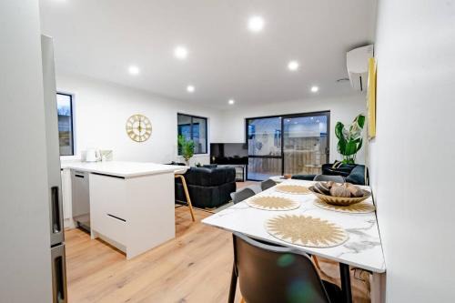 Frankton Apartment | City Centre Elegance Apt 3