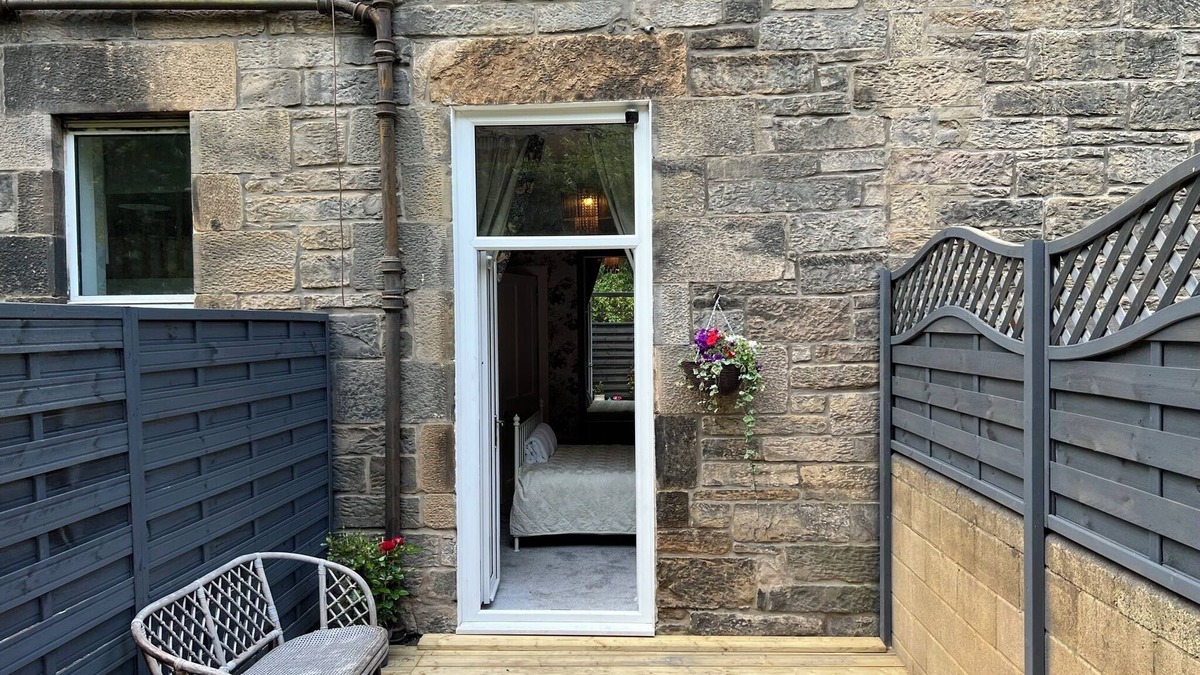 Tollcross Apartment | City Centre Garden Hideaway