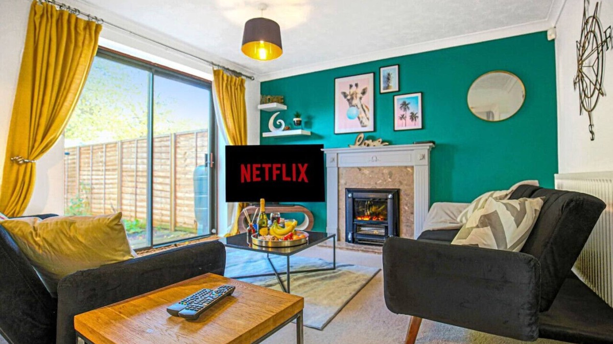 Knowle Sands House | City Centre House Pool Table Driveway Parking SkyTV Fast WiFi