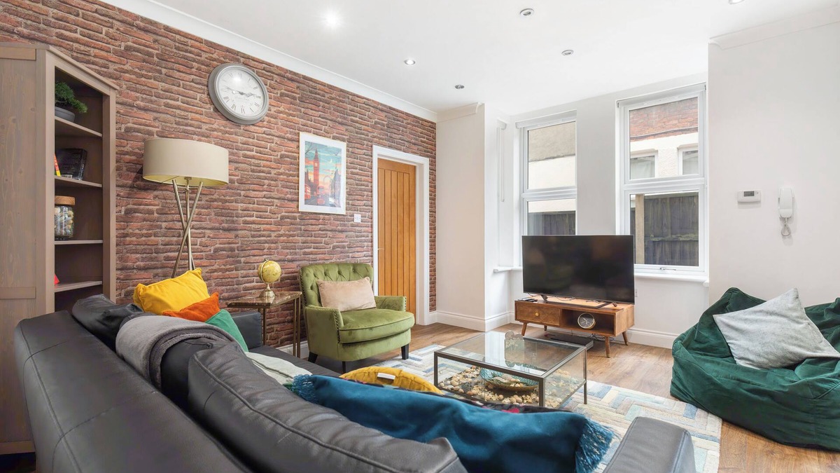 High Wycombe Apartment | City Centre Maison - Highly sought after.