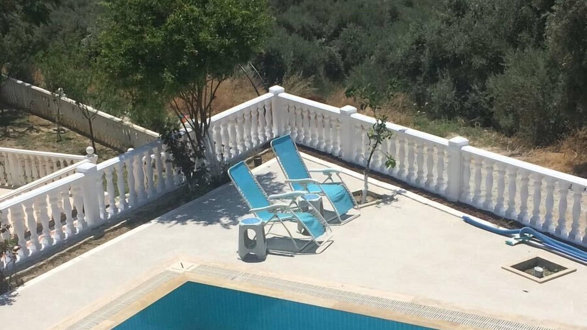 Kusadasi City Centre House | City Centre “ Sun Bungalow “ private pool , private parking , 4 bedrooms