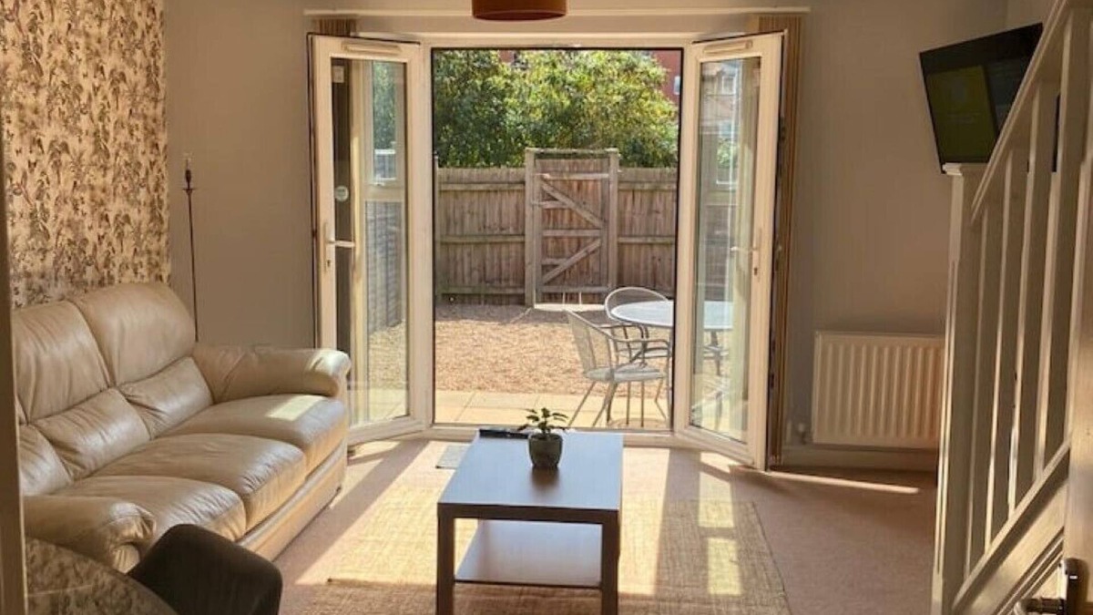 Coventry House | City centre townhouse with private parking