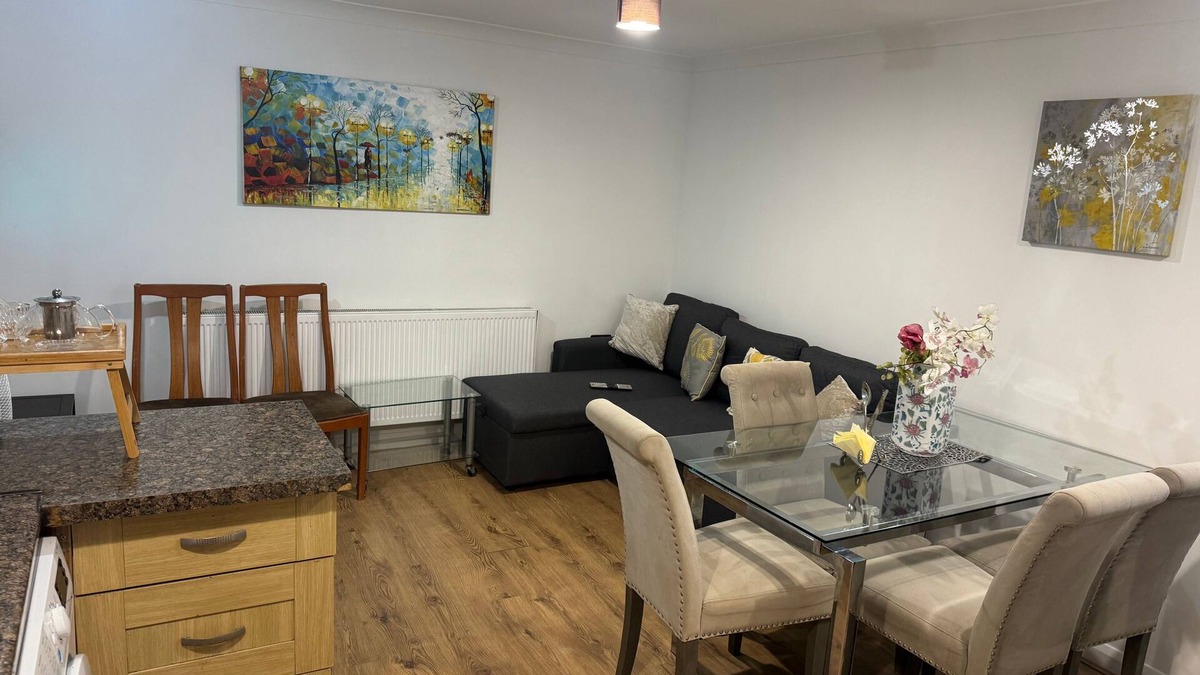 West Hendon Apartment | City Chic 2 Bedroom Duplex flat, North West London