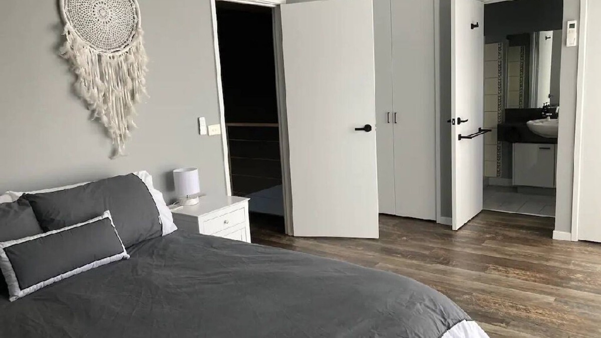 Traralgon House | City Chic Townhouse