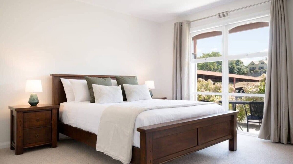 South Launceston Apartment | City Comfort: Near Hospital & City with Parking