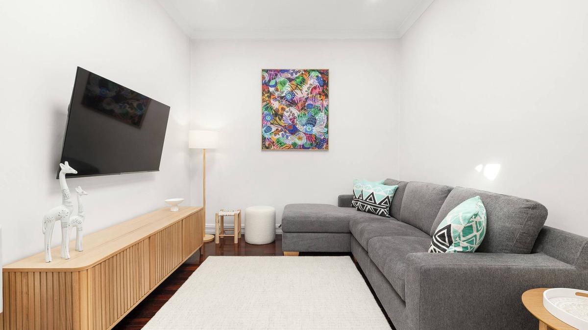 Kensington House | City Fringe 2 Bedroom House with Free Parking