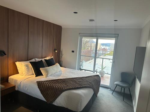 Battery Point Apartment | City fringe modern apartment with car parking