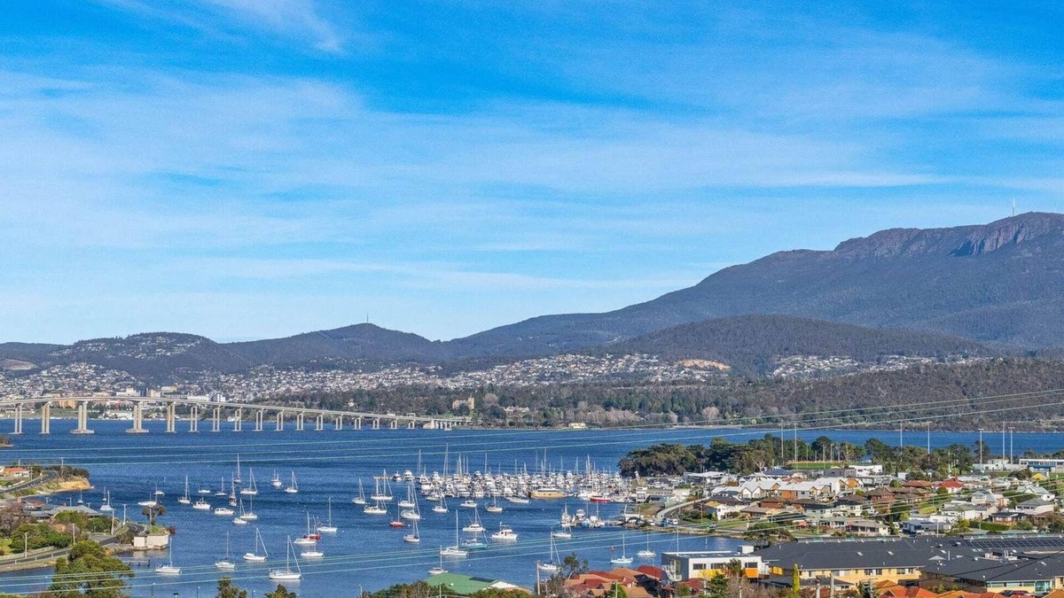 Lindisfarne House | City Lights Getaway 6km to the city! Sleeps 10.