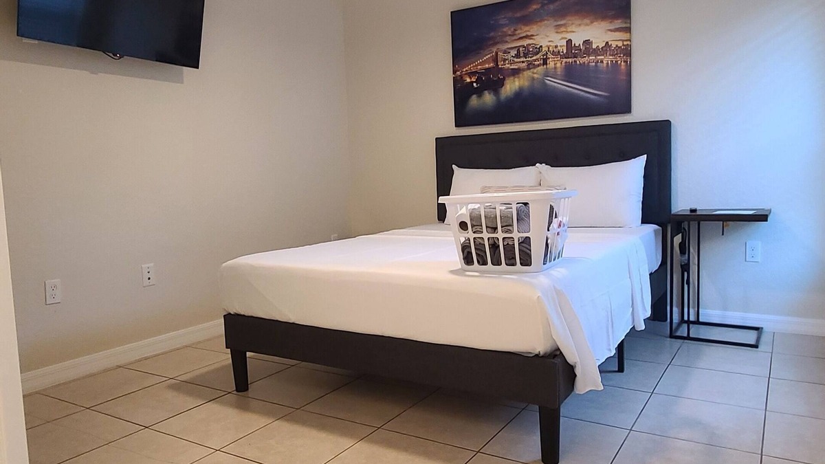 Lakeland House | City Lights Queen Bedroom with Shared Lavatory