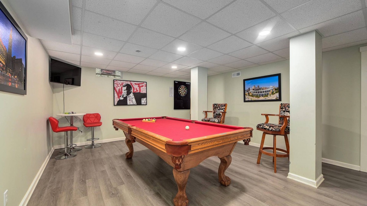 Tremont House | City living W/Hot tub, Pool Table, Movie Theater!