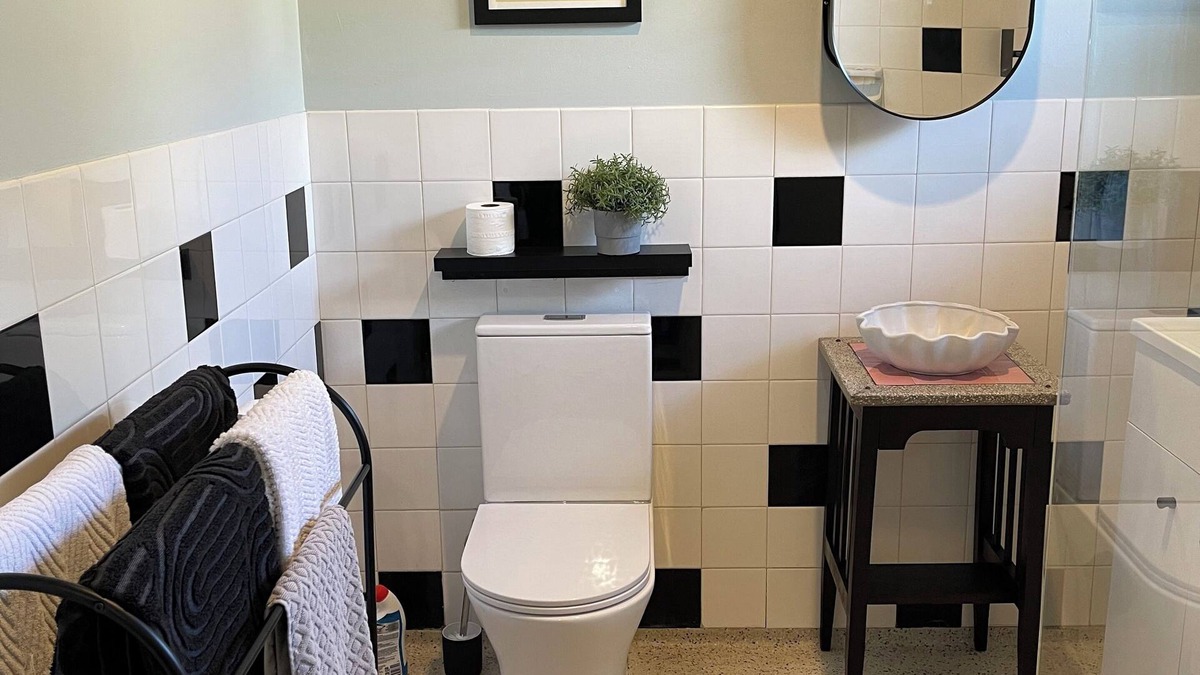 Plympton Apartment | City to Sea - 10 minutes by tram to the city and beach