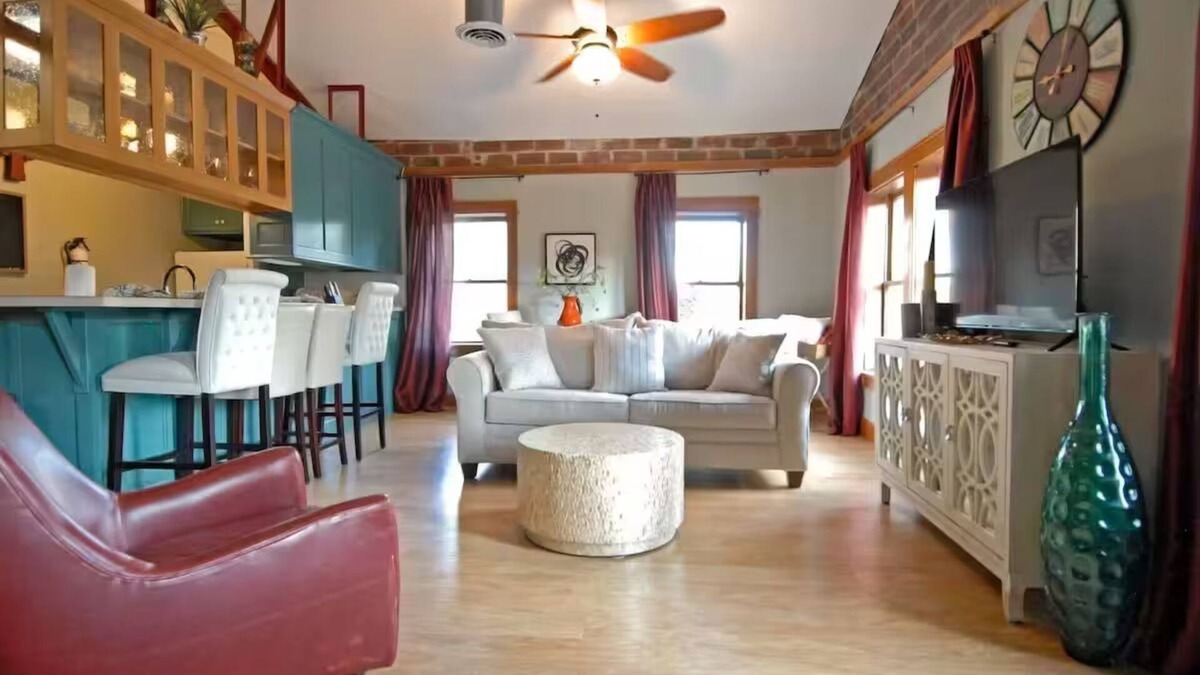 Bloomington Apartment | "City View " King Bed Retreat in Bloomington"