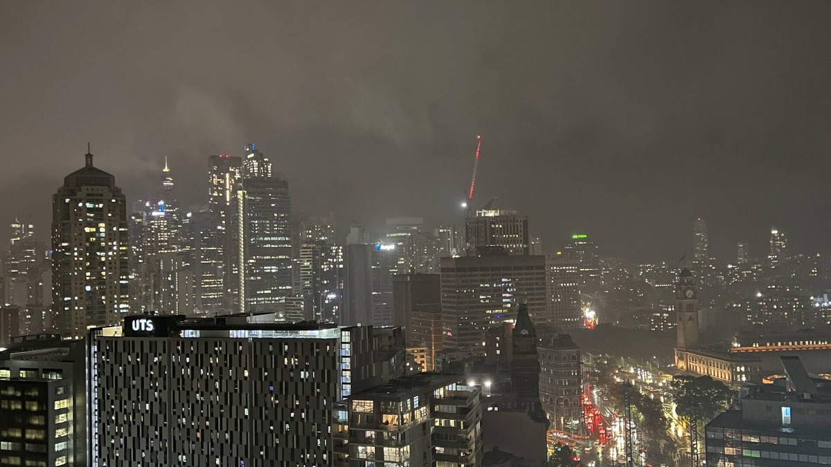 Chippendale Apartment | City Views W/pool Walking Distance to Darling Harbour