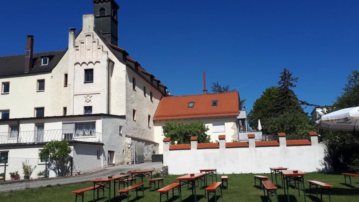 Regensburg Apartment | Citycastle in centre of town, n4guests, parking, internetn2-3bedrooms, 90sqmtr.
