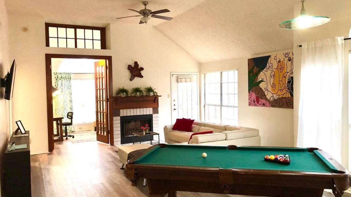 Cedar Hill House | Cityhaven NFLX Pool Table WORKSPACE SoakTub