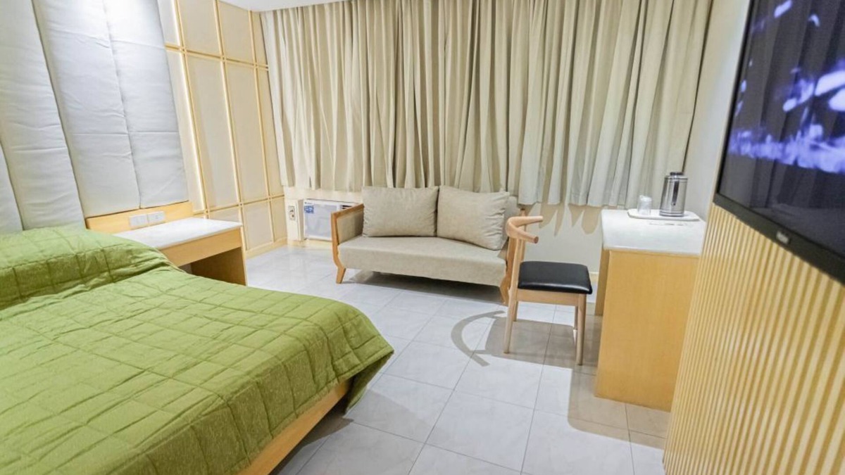 Downtown Tacloban Apartment | Cityscape Charm: Etsu Studio in the Heart of Tacloban