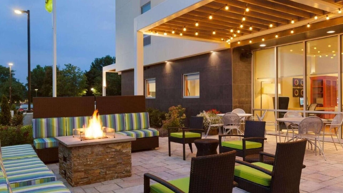 Newtonville Hotel | Cityscape Comfort! FREE Breakfast, Pets Allowed, Indoor Pool
