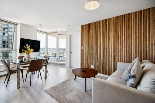 Crosstown Apartment | Cityview Condo with Pool and Workspace near Rogers Arena for 7