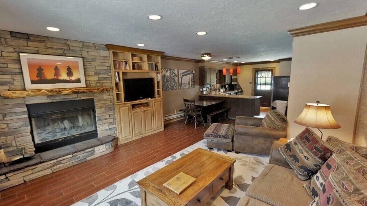 Red River House | CJ Townhouse 2 - On the River - Across from the Fishing Ponds - Free WiFi - Cabl
