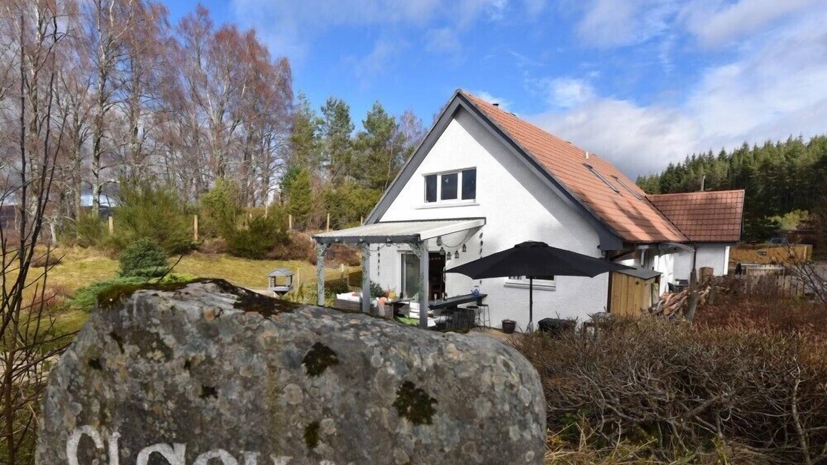 Alvie Cottage | CLACH MHOR AND ANNEX, pet friendly, with open fire in Aviemore