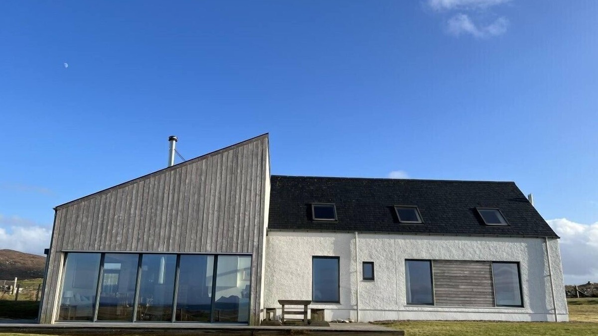Isle of North Uist Cottage | CLACHAN LODGE, pet friendly, with a garden in Lochmaddy, North Uist