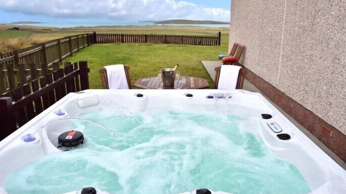 Isle of North Uist Cottage | CLACHAN SANDS COTTAGE, pet friendly in Lochmaddy, North Uist