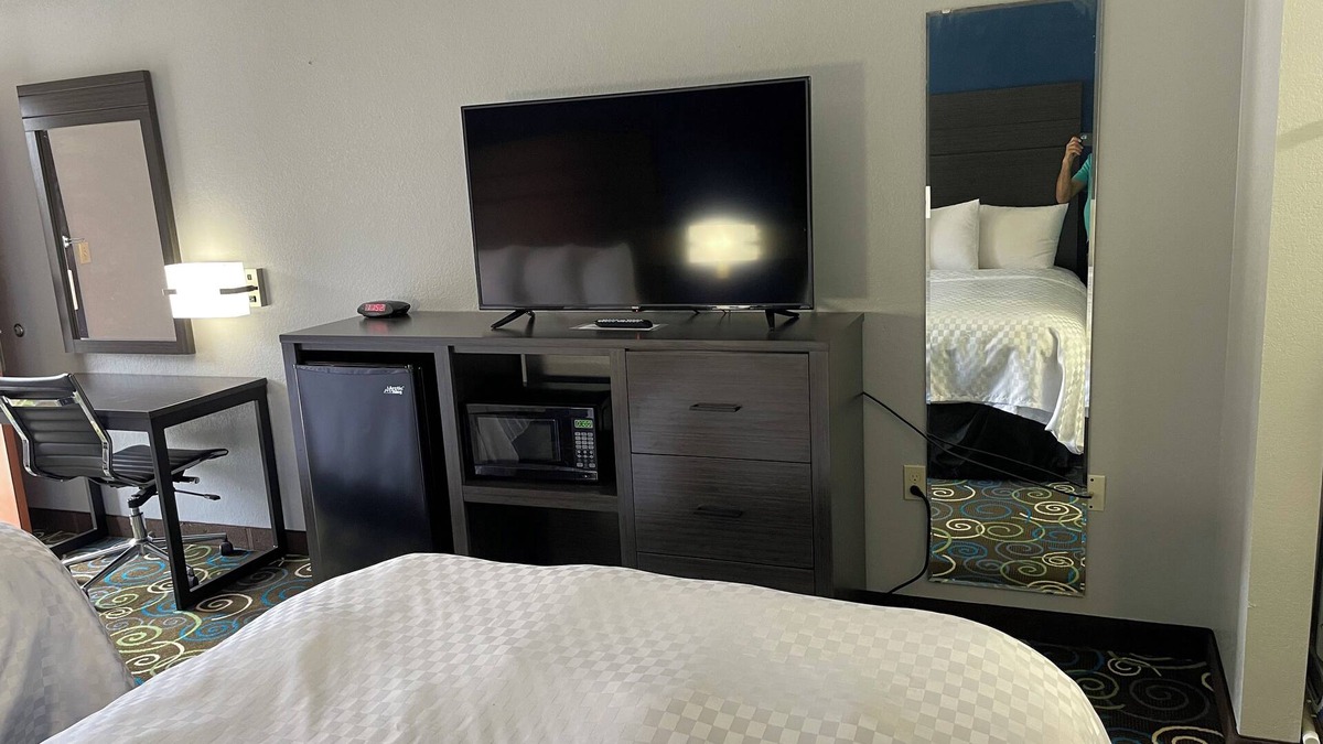 Warren Hotel | Clairmont Inn & Suites Warren