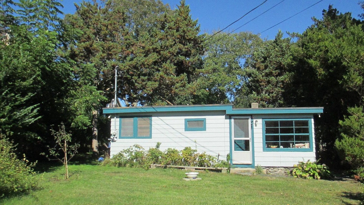 Middletown Cottage | Clamalot Cottage ,Near Beaches, Quiet, Pastoral