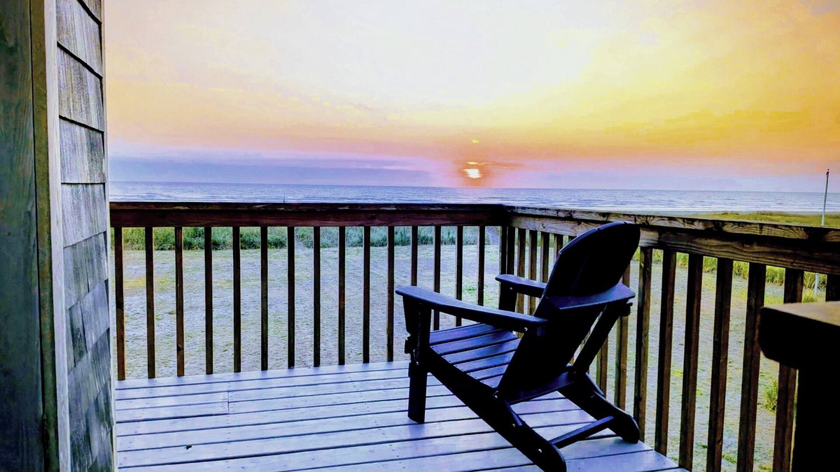 Grayland House | Clamming Dates thru Jan 6! Oceanfront on Grayland Beach; Wi-fi & Workspacesn