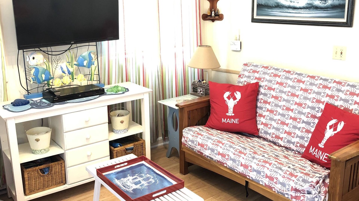 Camp Ellis Cottage | Clamshell Cottage Saco Maine Steps to the Beach pet friendly