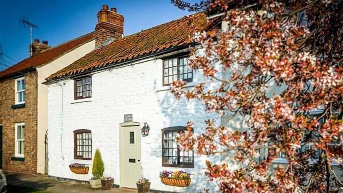 Helperthorpe Cottage | CLARA'S COTTAGE, pet friendly, with open fire in West Lutton