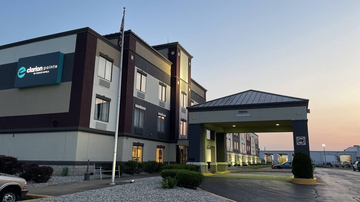 Haubstadt Hotel | Clarion Pointe Evansville North