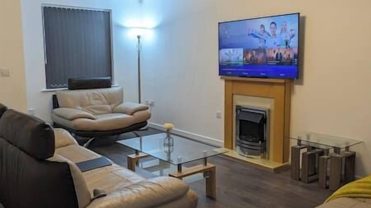 Burnley House | CLARITURF - 4 Bed House-Stadia,Parks,Canal & Sites-SkyN'flix