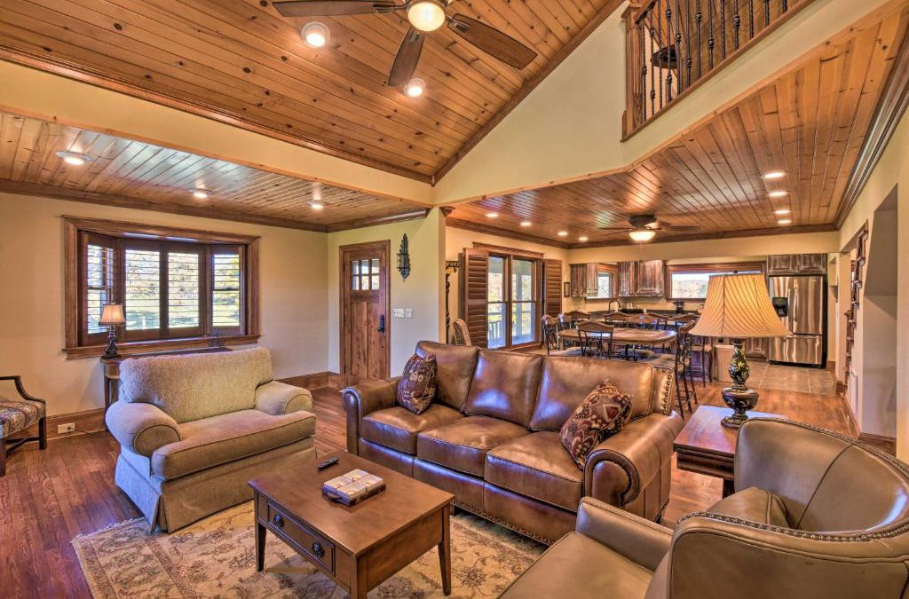 Clarkesville House | Clarkesville Ranch Cabin with Screened-In Porch!
