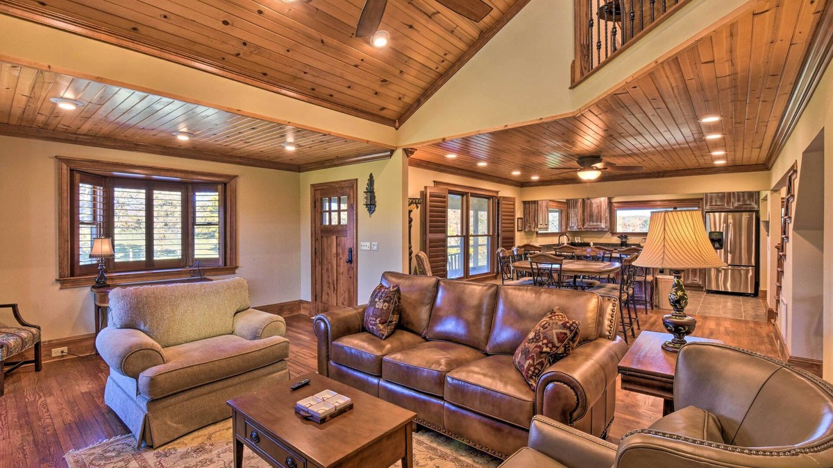 Clarkesville Cabin | Clarkesville Ranch Cabin w/Screened-In Porch!