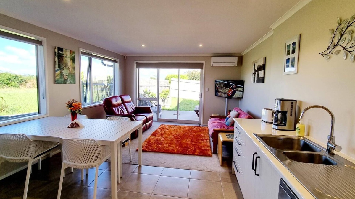 Clarks Beach Apartment | Clarks Beach Getaway. Modern 2-bed apartment, close to great golf course