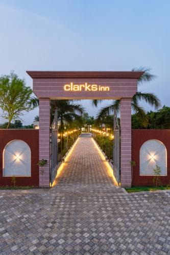 Dhanauli Hotel | Clarks inn Bichpuri Agra