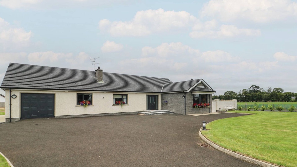 Limavady Cottage | CLARMES HOUSE, pet friendly, with a garden in Limavady