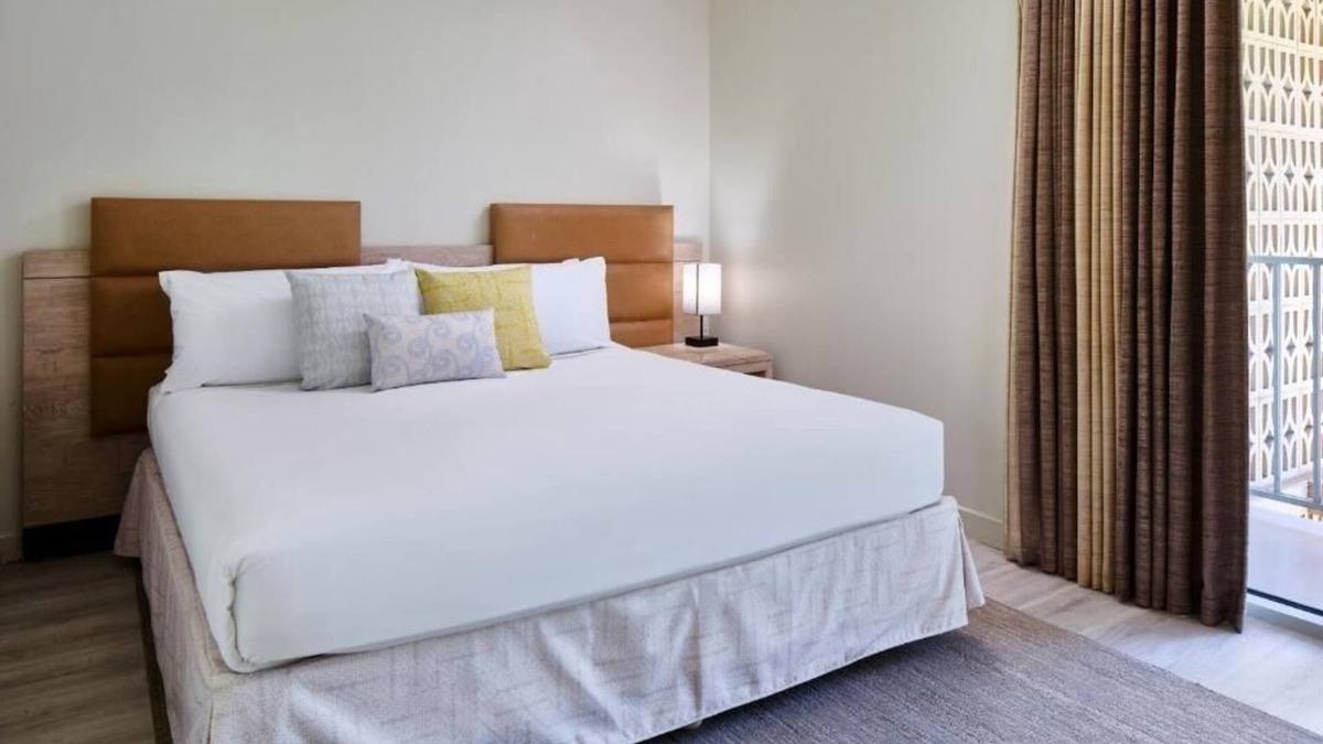Diamond Head - Kapahulu - St. Louis Hotel | Classic 1-Bedroom Suite | Kaimana Beach Hotel | Steps to the Beach