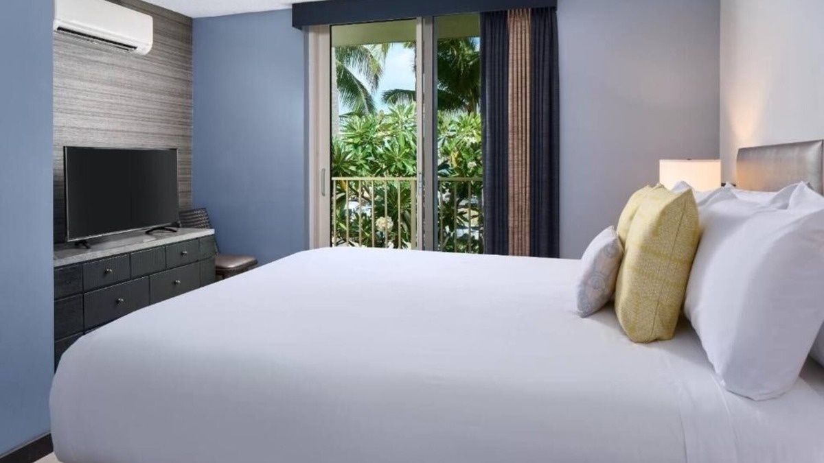 Diamond Head - Kapahulu - St. Louis Hotel | Classic 1-Bedroom Suite | Beachfront Stay with Easy Ocean Access