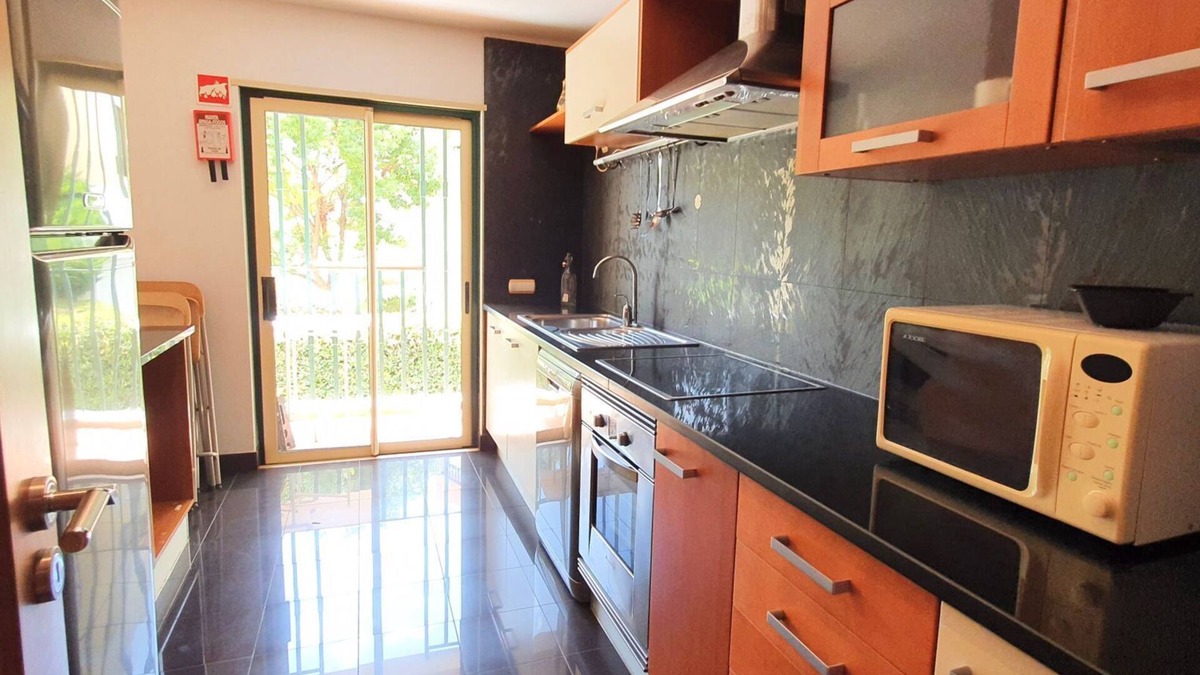 Mexilhoeira da Carregacao Apartment | Classic 2BDR Apartment Near Beach by LovelyStay