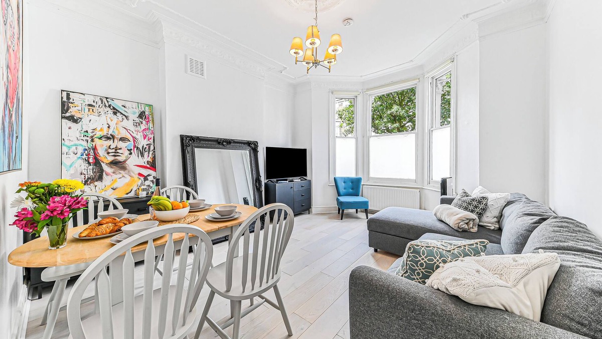 Queen's Park Apartment | Classic 2bed Victorian Central London Retreat