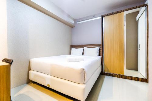 Jatinegara Apartment | Classic 2BR Bassura City Apartment By Travelio