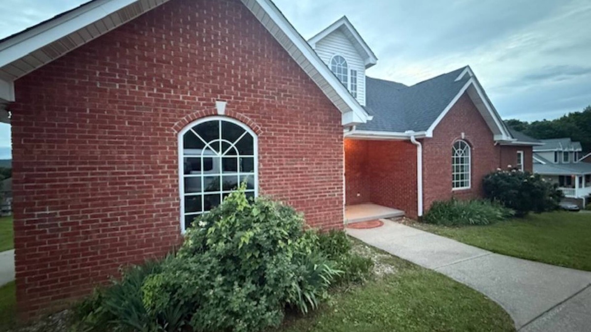 Carthage House | Classic and Beautiful 3 BR home in Carthage, TN. Great for work or Play!