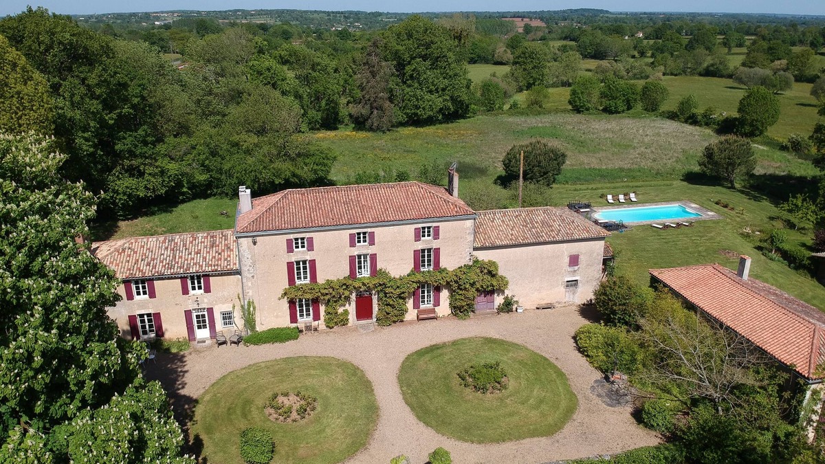 Vouhe House | Classic and luxurious French manor house set in large grounds with swimming pool
