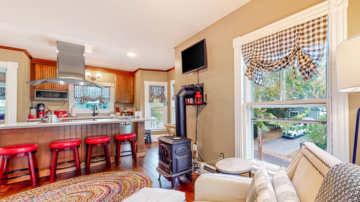 Kennebunkport Apartment | Classic apartment in the heart of town - walk to beaches/eateries